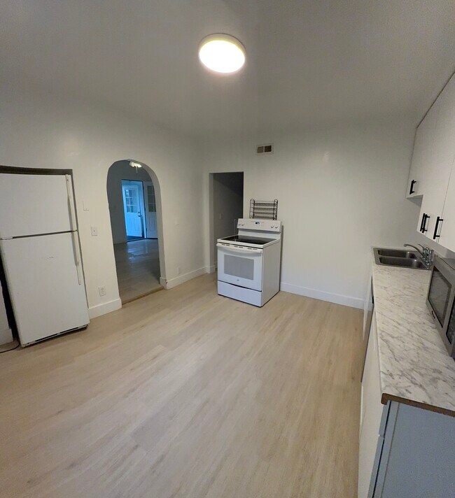 Building Photo - 370 H St