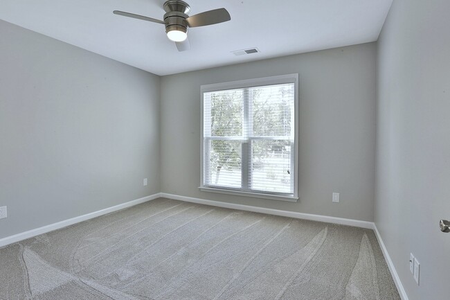 Guest Bedroom Up - 300 Vendella Cir