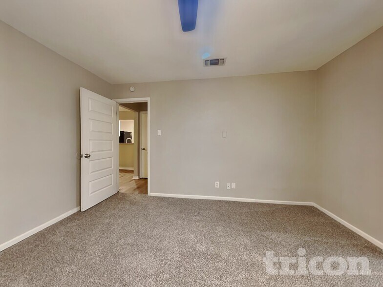 Building Photo - 5022 Crestwood Dr