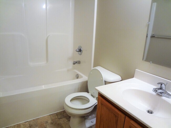 Building Photo - Excellent Townhouse in Ideal Location