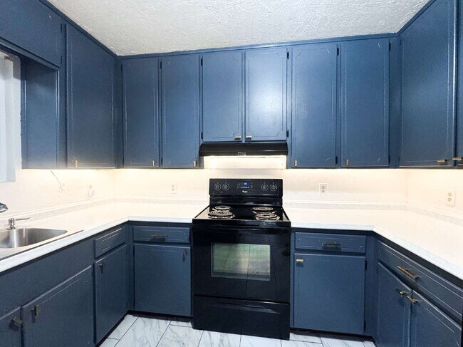 Building Photo - "Pool Home in the Center of Yuma!"