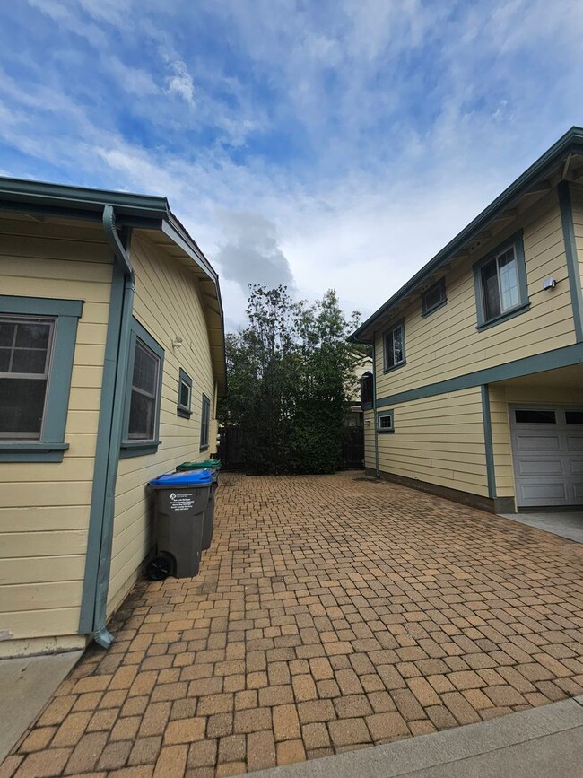 Building Photo - 1433 Higuera St