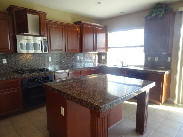 Building Photo - Huge home in Elk Grove