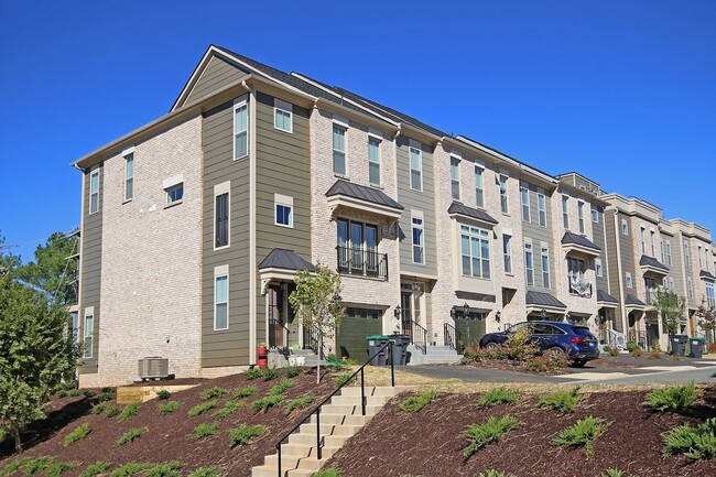 Building Photo - Beautiful Light-Filled Avinity Townhome