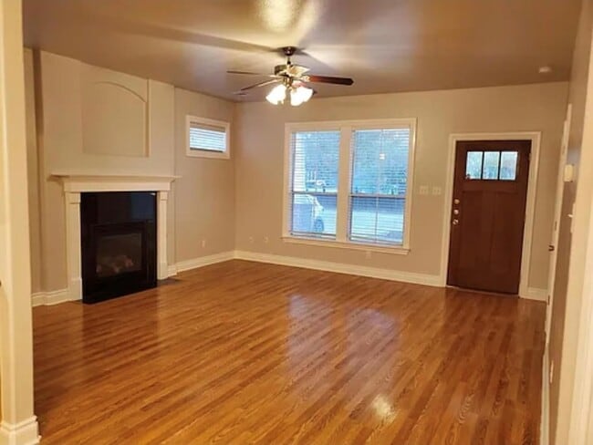 Building Photo - 203 E Pecan St