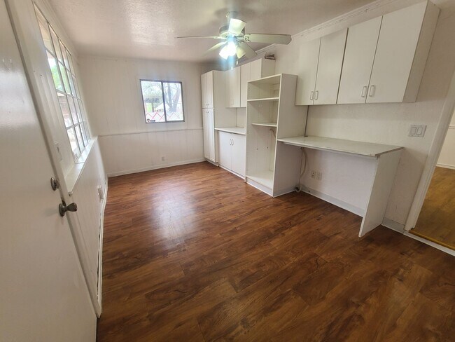Building Photo - Beautiful 2 bedroom 2 bathroom home!