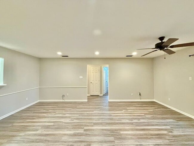 Building Photo - Tour Today! Stunning 3 Bedroom, 2 Bathroom Duplex in Tyler!