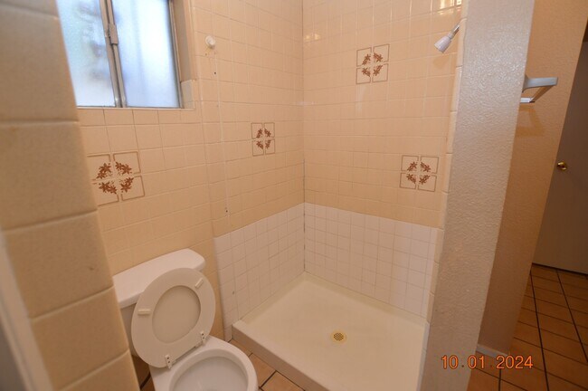 Building Photo - 2805 Kings Way