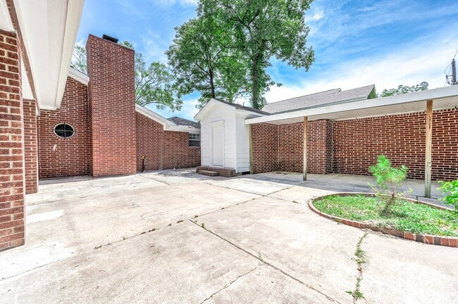 Building Photo - 8903 Sultan Dr