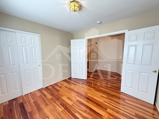 Building Photo - 923 E Monterey St