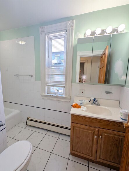 Building Photo - 393 Washington St