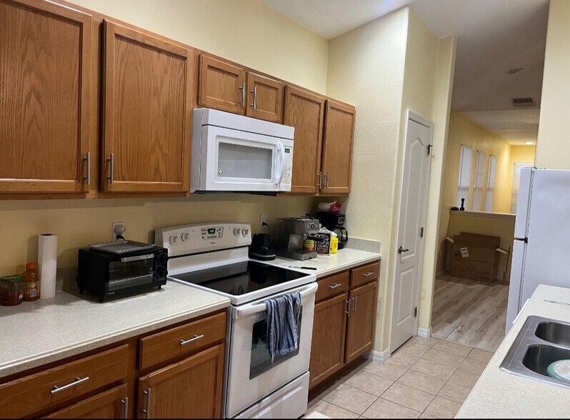 Building Photo - 1055 Venetian Dr