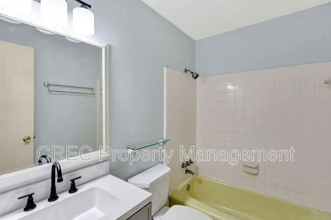 Building Photo - 321 Shaftesbury Ln