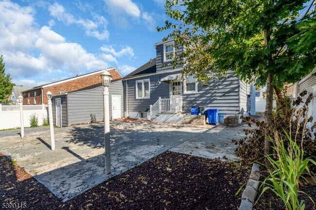 Building Photo - 2144 Tyler St