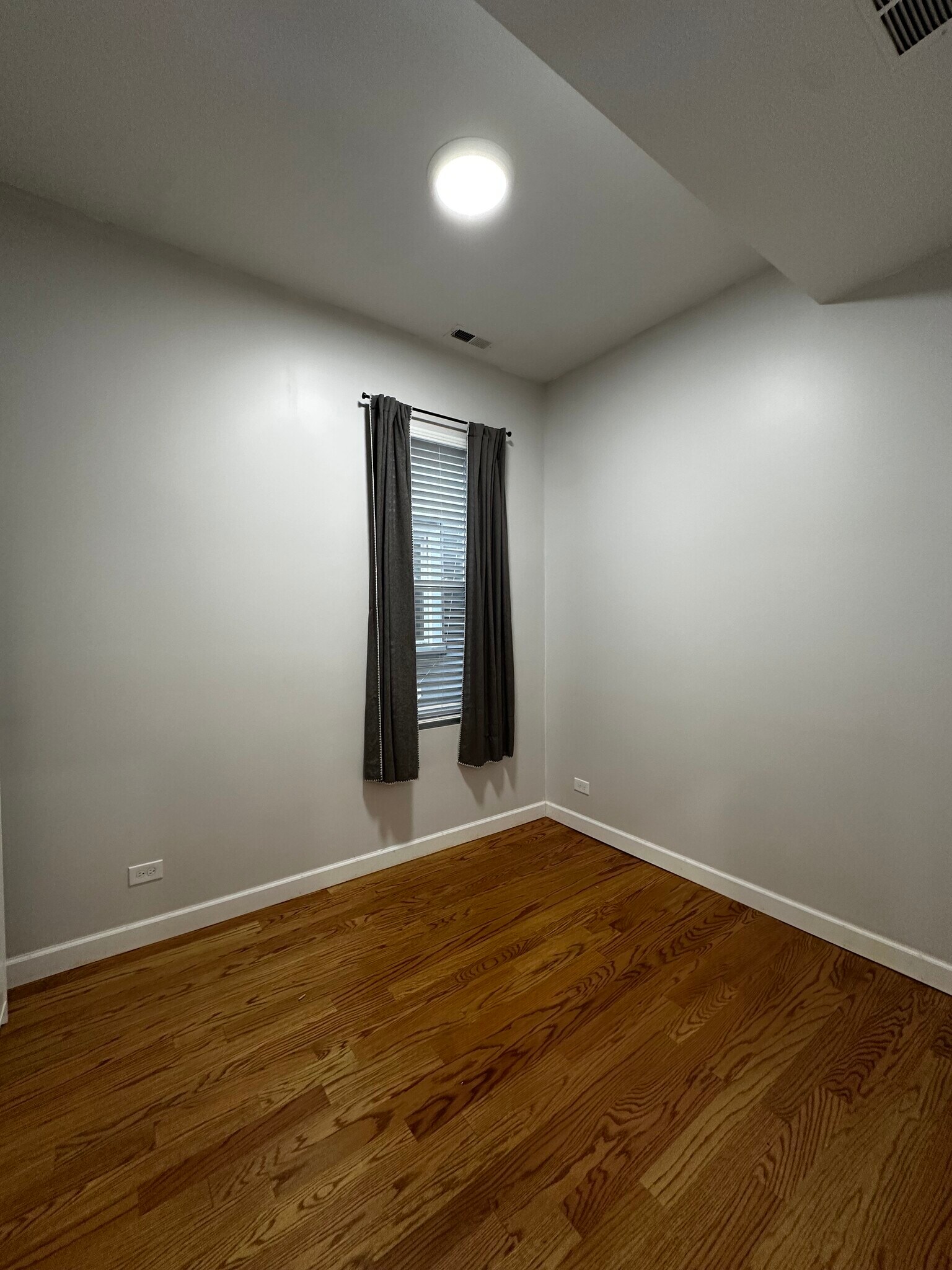 Bedroom 2 (Queen size) - 1908 S May St