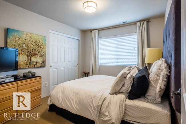 Building Photo - 3 Bedroom + Office in Central Point!