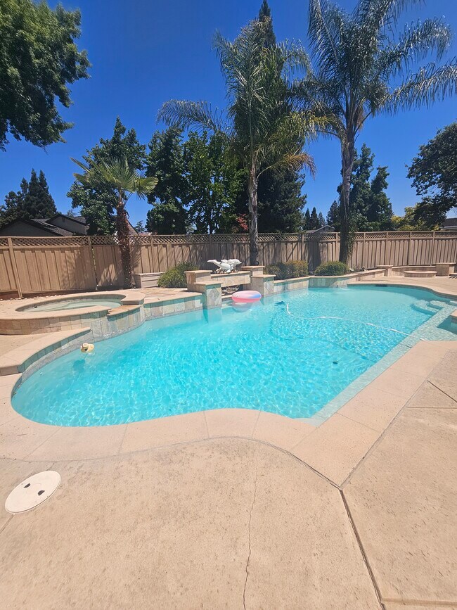 Building Photo - 45 Mainprice Ct