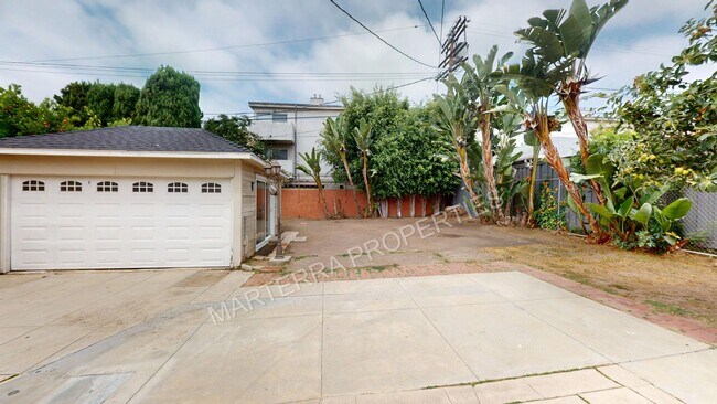 Building Photo - Charming 4-Bedroom Home in Wilshire Park HPOZ – Private Decks, Backyard & Garage!