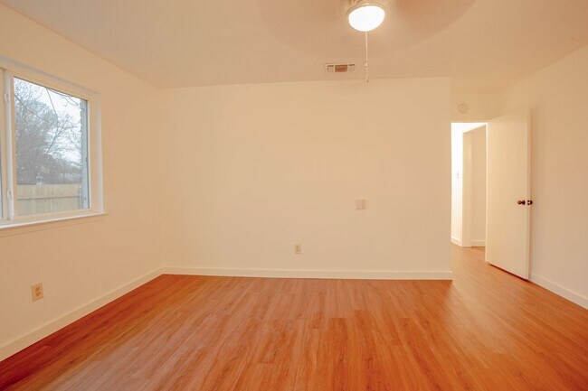 Building Photo - 2800 Bushnell Dr