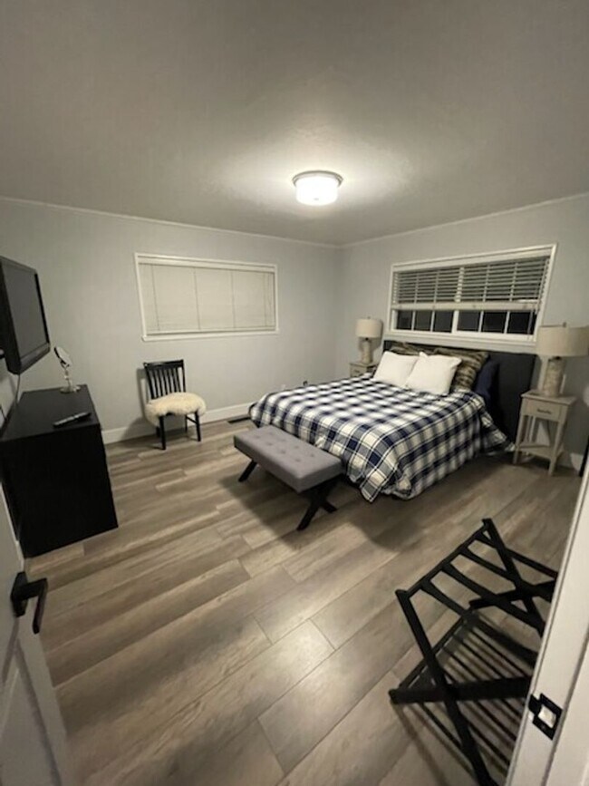 Building Photo - Large furnished mountaintop cabin with 2 car garage and hot tub