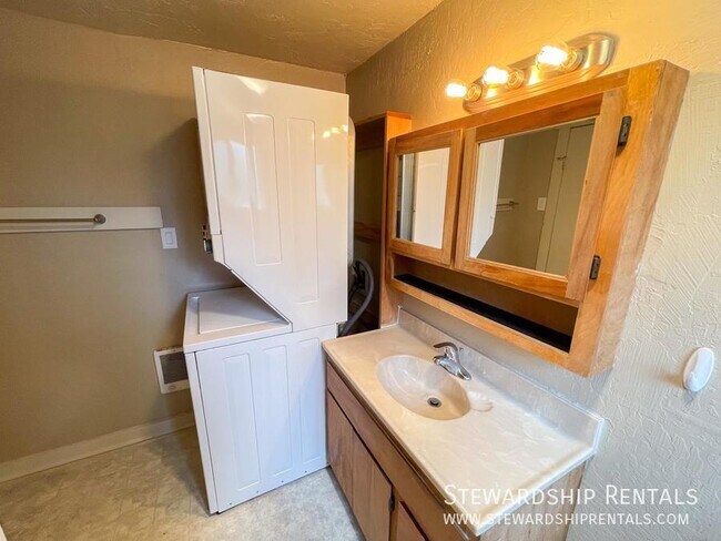 Building Photo - 1543 Ferry St