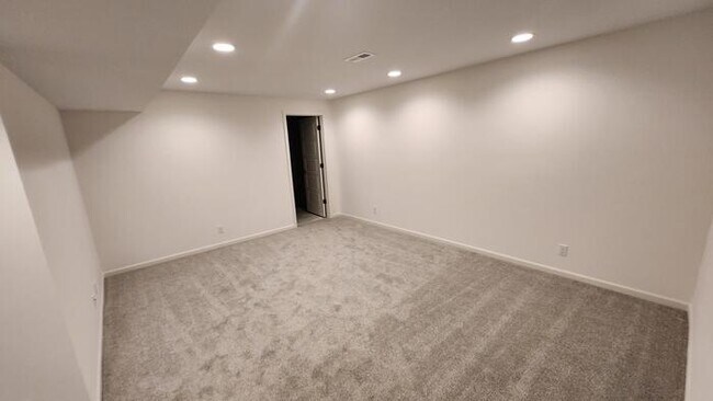 Building Photo - Newly constructed Maintenance provided 3 bed 2.5 bath