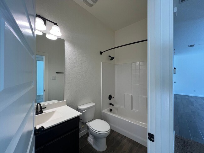 Building Photo - Luxury 3/2 duplex in NBTX