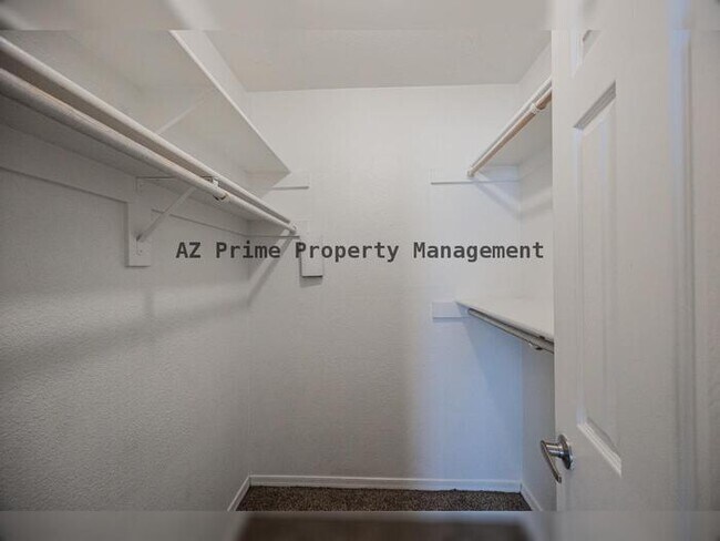 Building Photo - 2121 W Royal Palm Rd