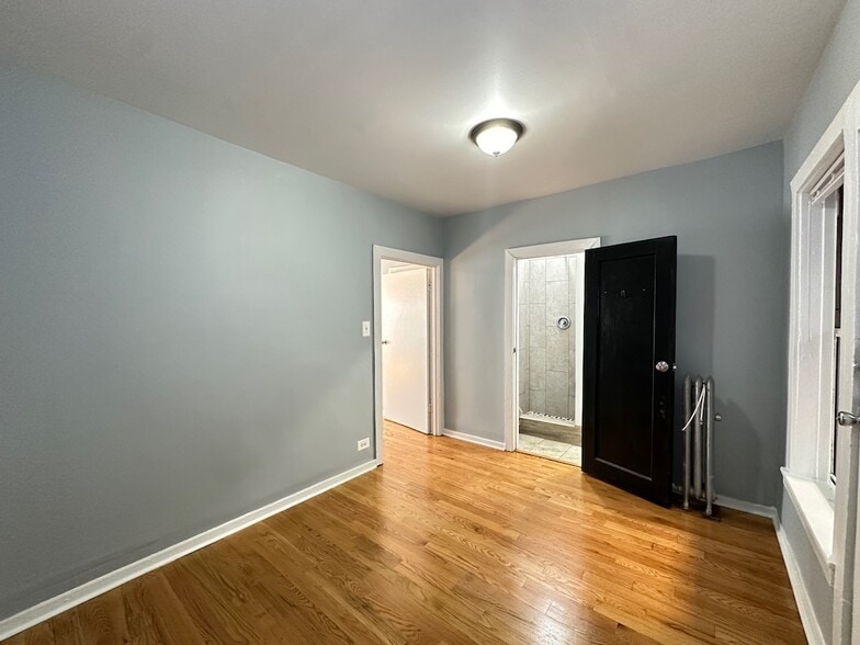 Building Photo - 5662 N Ridge Ave