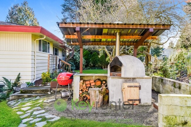 Building Photo - Executive Style 5 Bedroom with Garage and Outdoor Space