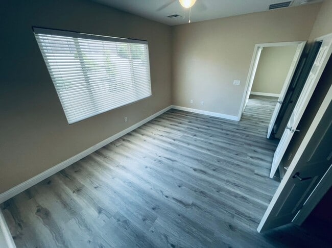 Building Photo - Charming 3 Bedroom in 55+ Solera, Laminate...