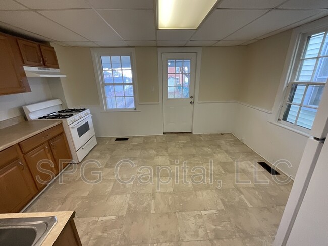 Building Photo - 402 S Washington St