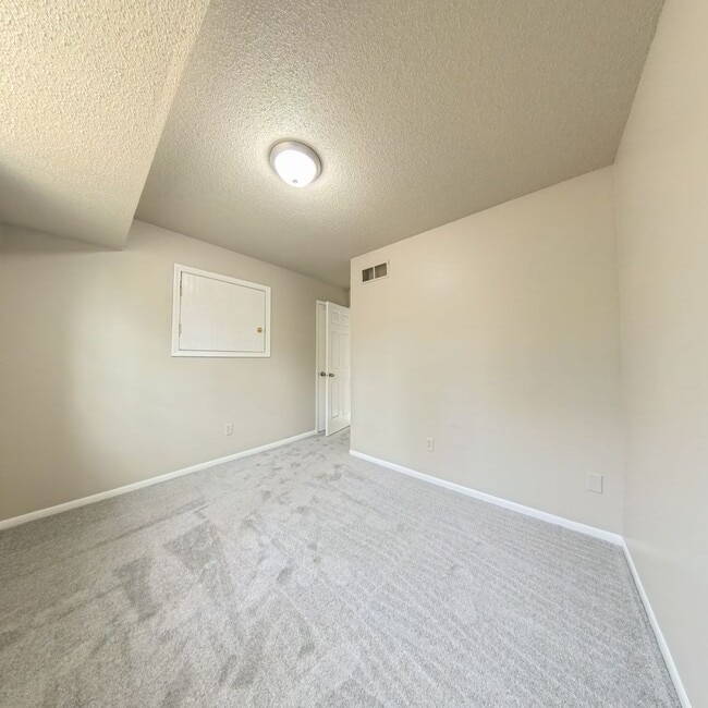 Building Photo - 3 Bedroom 1 Bath Duplex