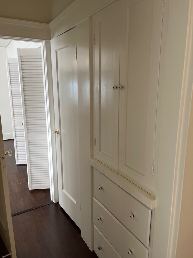 Hallway Closets - 810 Crestmoore Pl