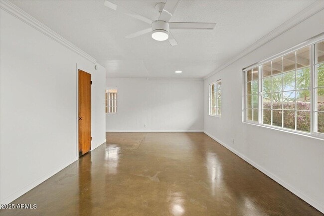 Building Photo - 2408 W Weldon Ave