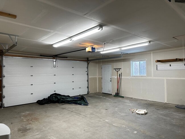 Building Photo - 1321 Groundsel Ave