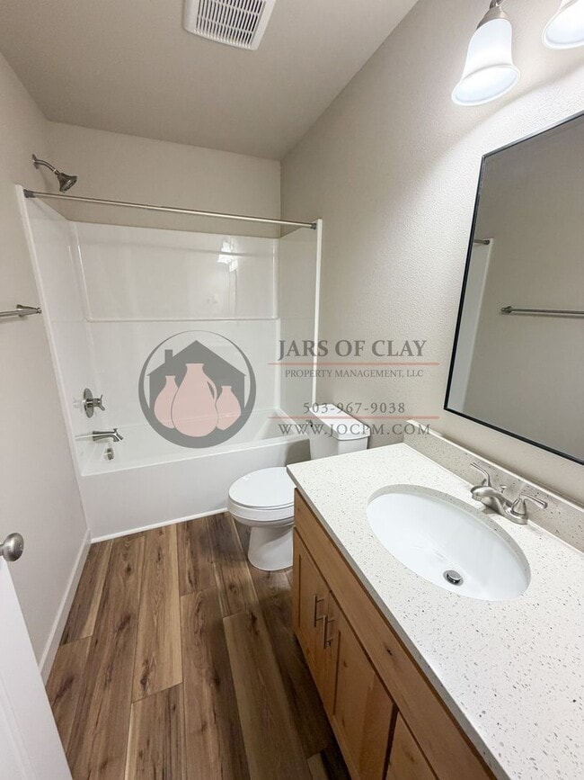 Building Photo - 1010/1012 NW Highlands Loop