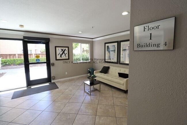 Building Photo - Perectly Located, Spacious, 2bed/ 2bath, E...