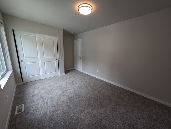 Building Photo - Pristine Bremerton 3 Bedroom Home AVAILABL...