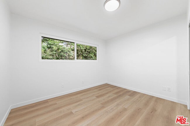 Building Photo - 656 N Bonhill Rd