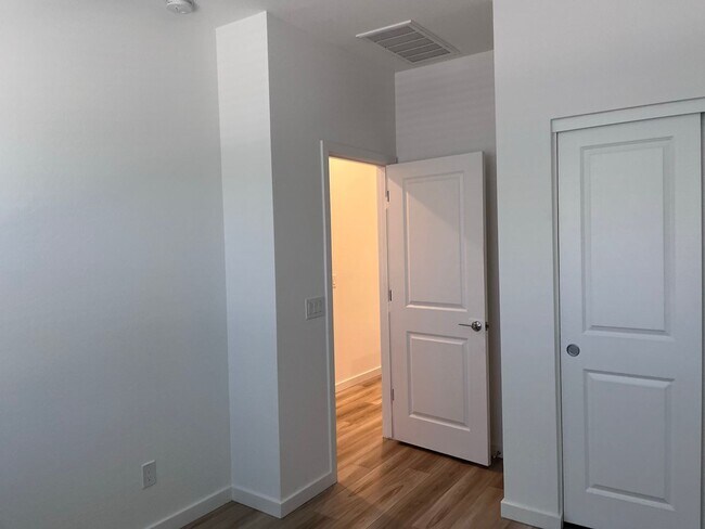 Building Photo - TOWN HOME WITH COMMUNITY POOL , GATED COMM...