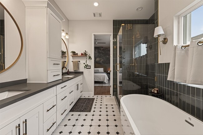 Building Photo - 1113 W 15th 1/2 St