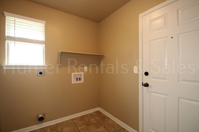 Building Photo - Spacious Three-Bedroom!