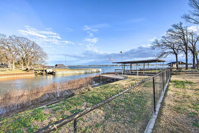 Building Photo - 928 Welch Ln