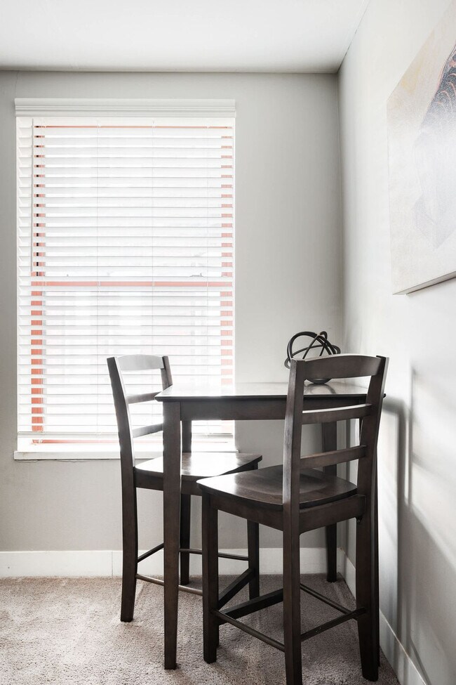 Building Photo - 615 N East St