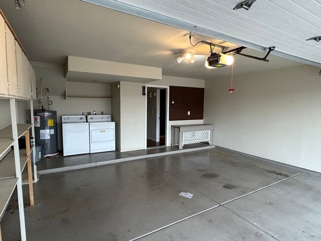 Building Photo - 2 bed + Bonus Room/Loft and 2 car garage