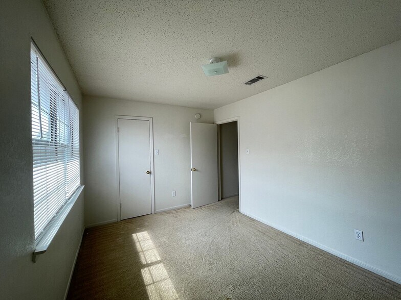 Building Photo - 904 Clairidge Ave
