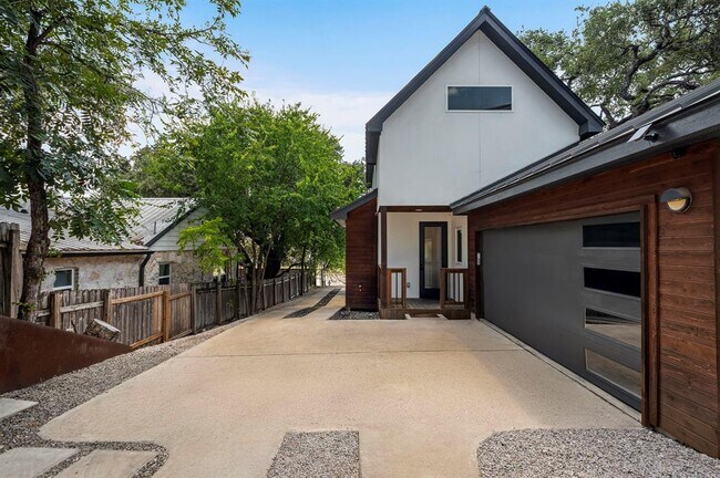 Building Photo - 2812 Oak Springs Dr