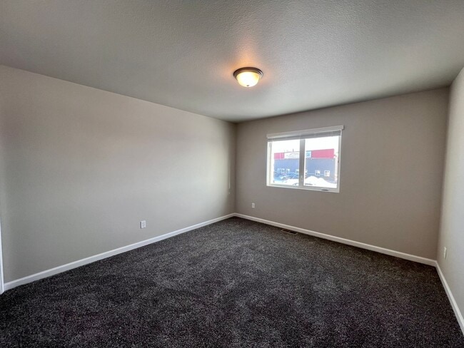 Building Photo - Charming Townhome in North Bismarck – Move-In Ready!