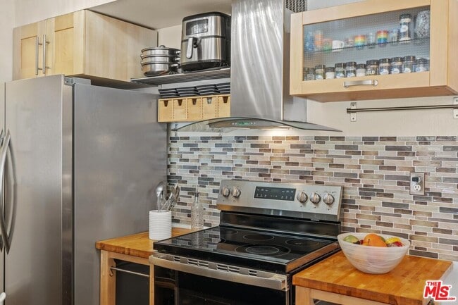 Building Photo - 1745 Camino Palmero St